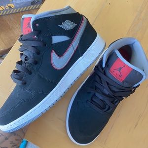 Jordan 1 Mid Black Particle Grey Gym Red